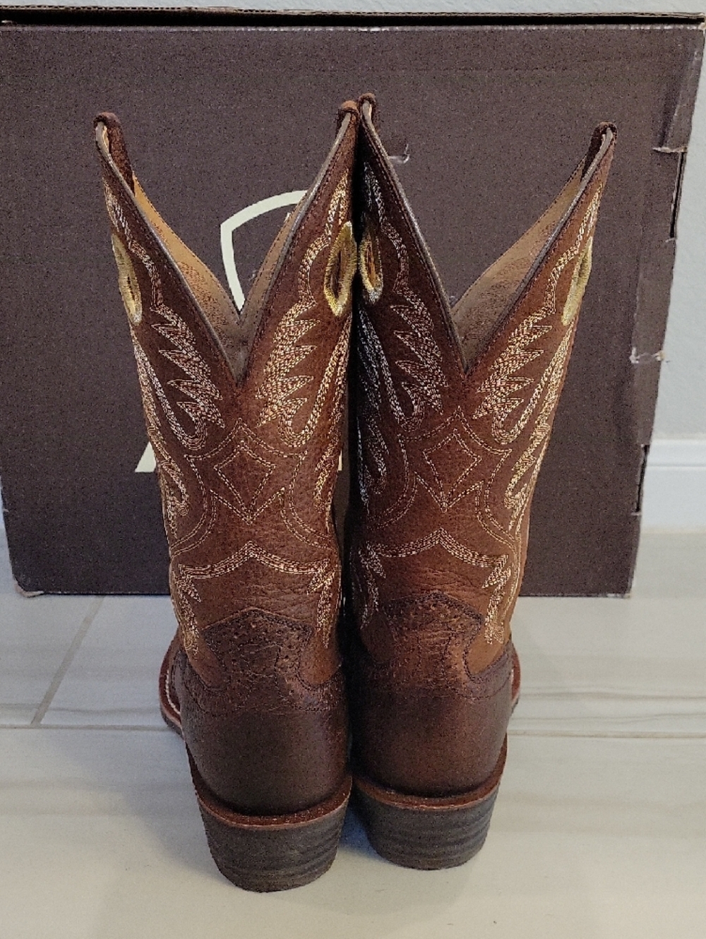 Like New Ariat Rustic Brown Embroidered Western Boots - Picture 4 of 10